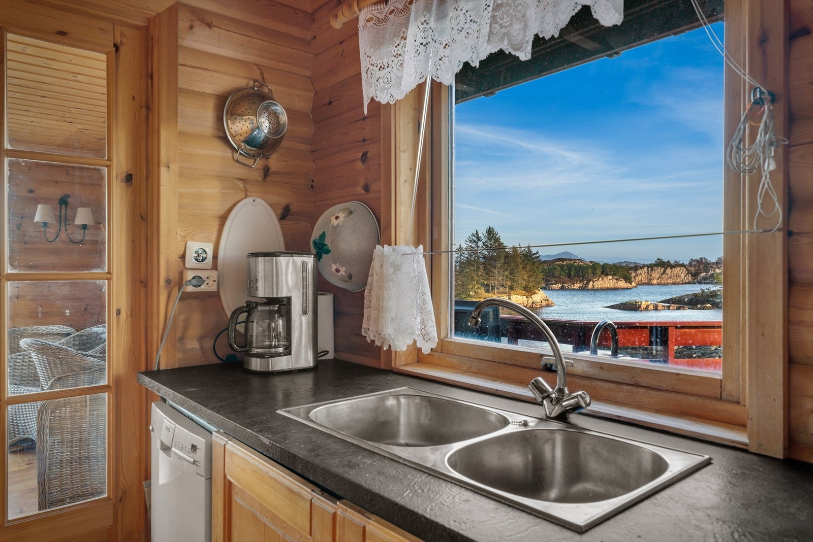 Fra kjøkkenbenken kan du nyte utsikten mens du forbereder måltider. Galleribilde