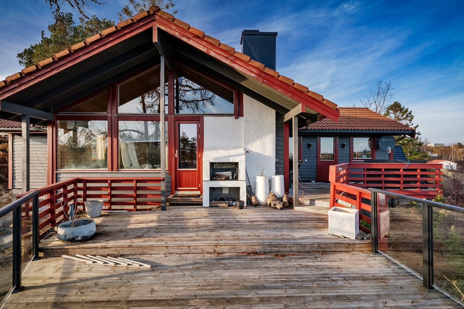 Den store terrassen på ca. 45 m² er et samlingspunkt med god plass og en åpen peis. Galleribilde
