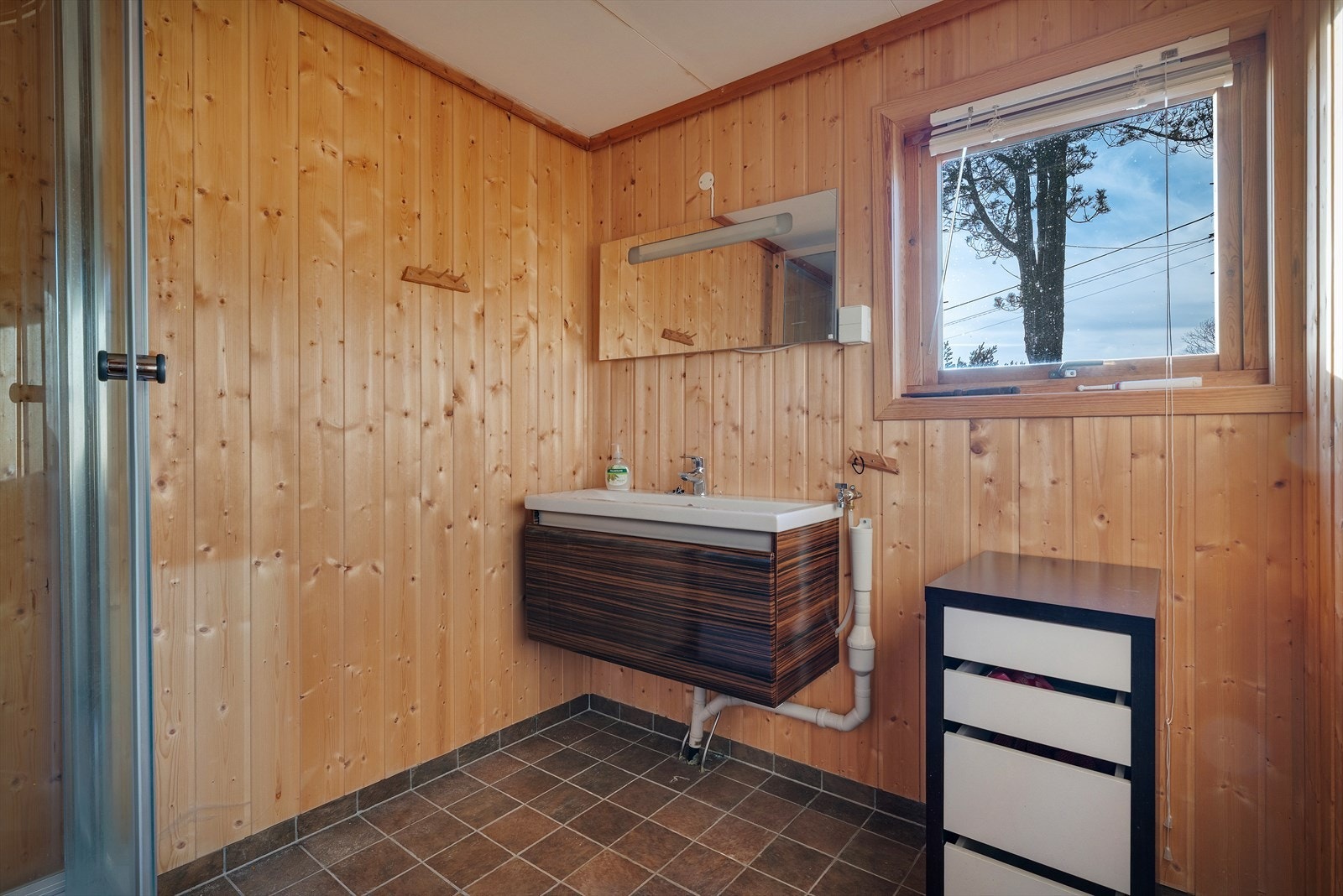 Det andre badet er også funksjonelt innredet med servant og dusjløsning. Galleribilde