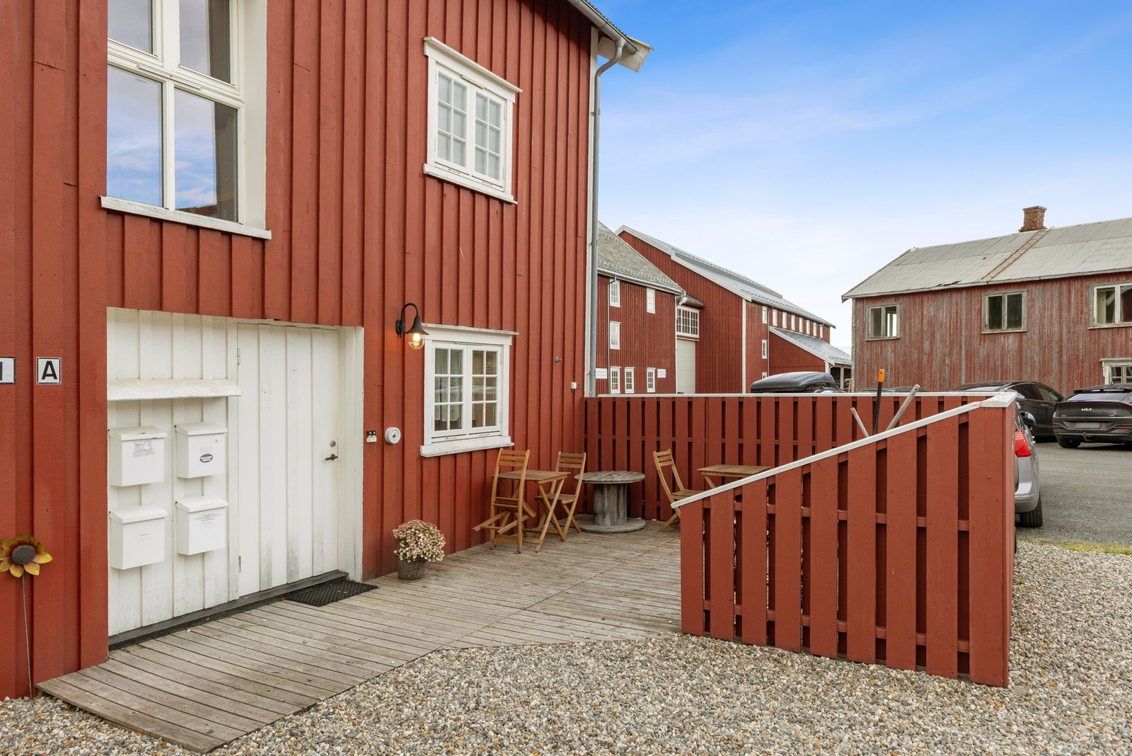 Utvendig fellesområde for sameiet. Hver seksjon har sin egen parkeringsplass. Galleribilde