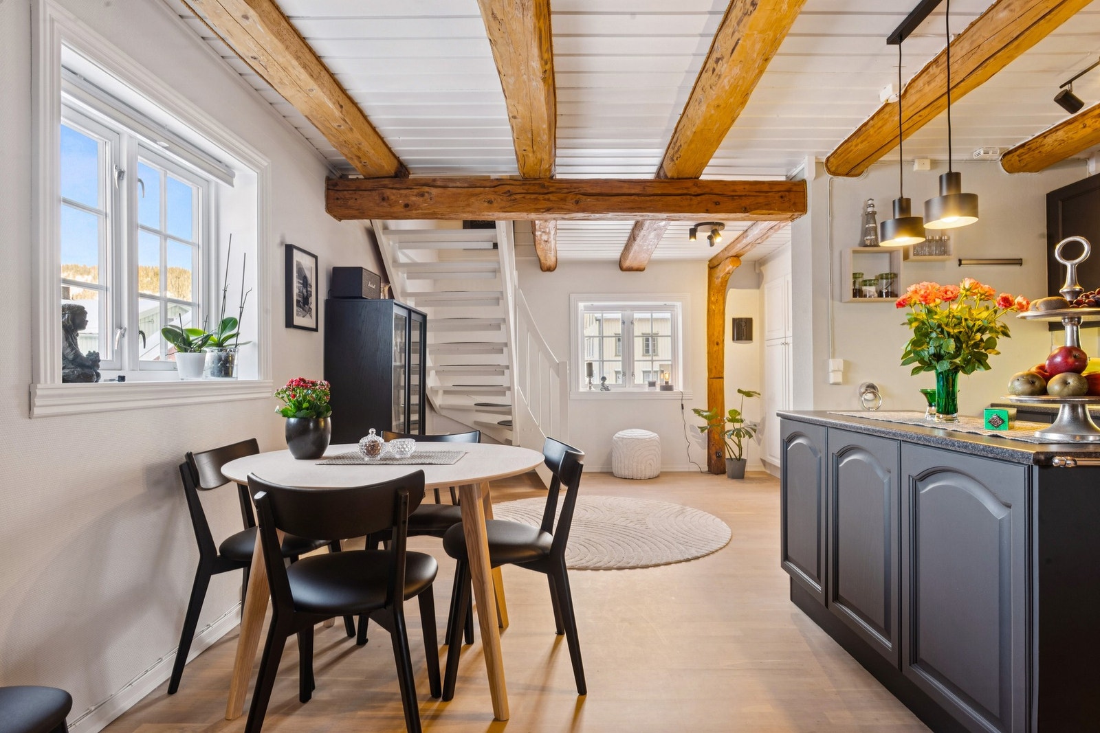 Bygget er opprinnelig fra 1800-tallet og ble tidlig 2000-tallet ombygget og rehabilitert. I dag består boligmassen av 4 seksjonerte leiligheter. Galleribilde