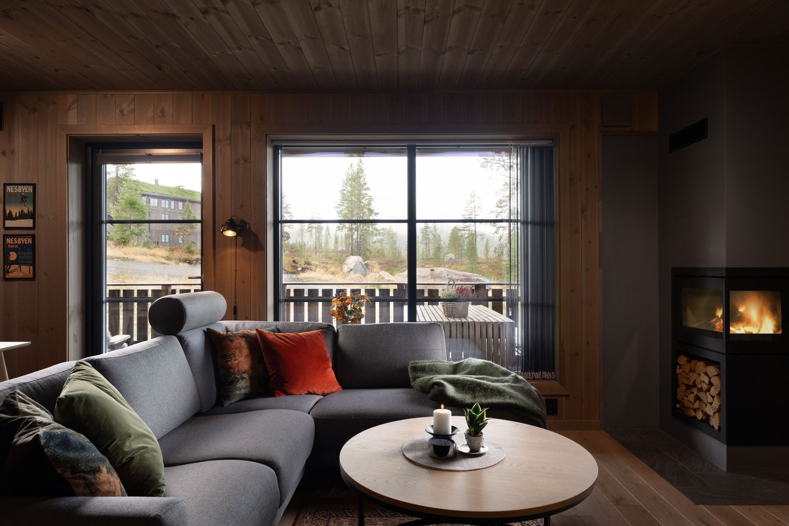 Påkostet vedovn som avgir god varme på de kaldeste dagene. Vedlagring under. Galleribilde