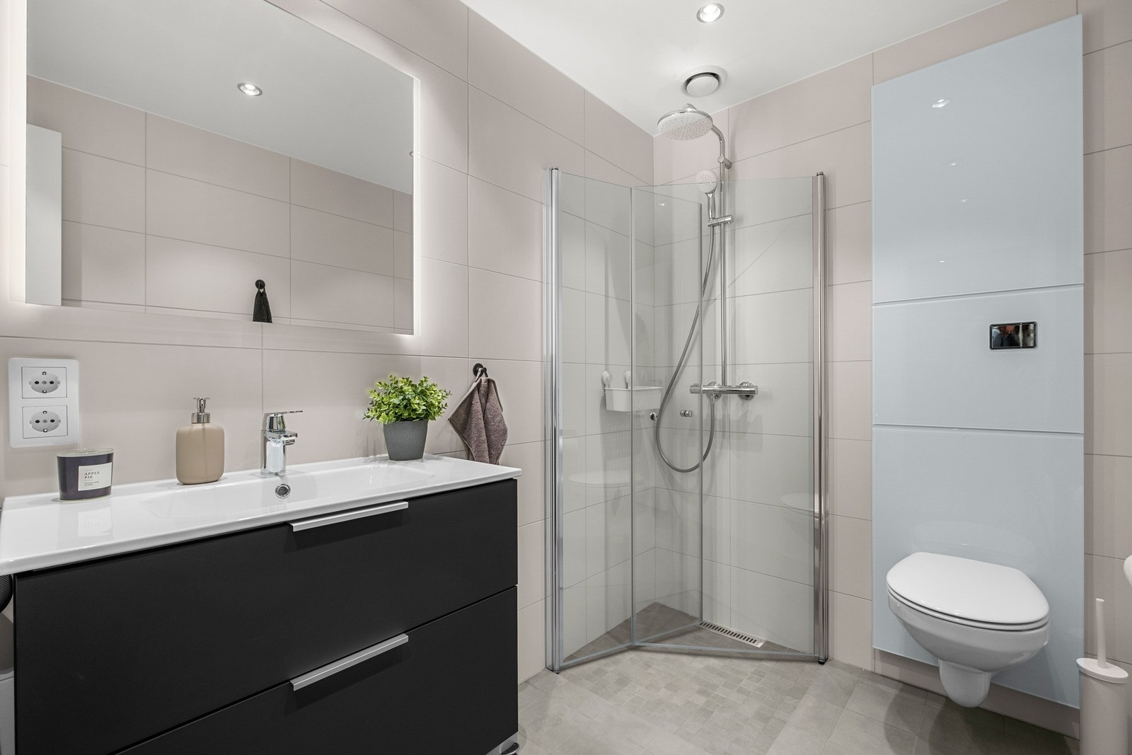 Flislagt bad med varme i gulv og spotter i tak. Galleribilde