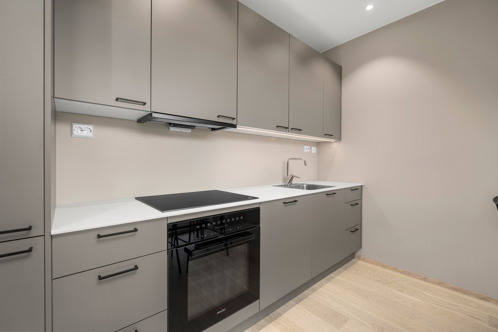 Kjøkkenet har integrerte hvitevarer, som kjøleskap, oppvaskmaskin, stekeovn og nedfelt platetopp. Galleribilde