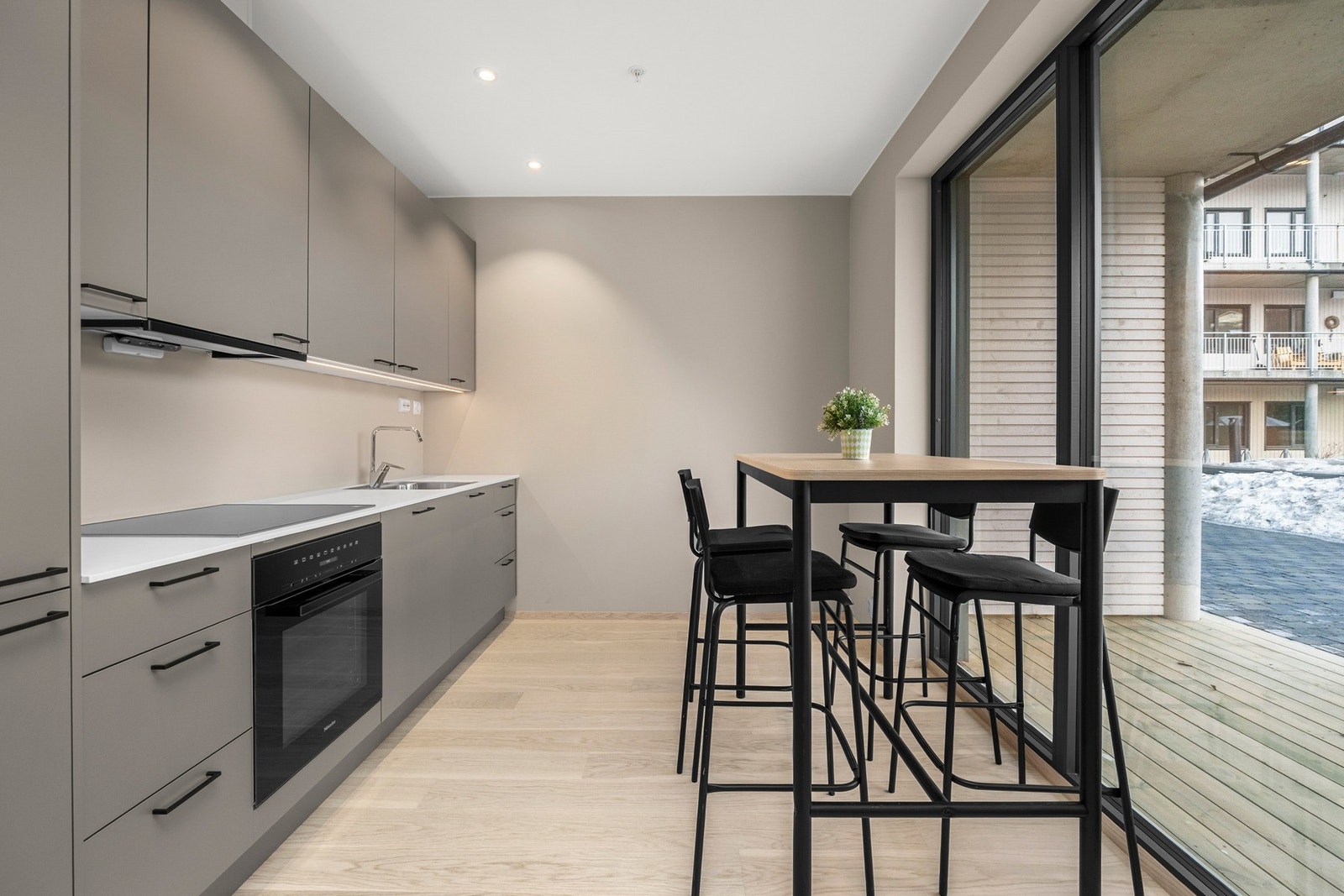 Moderne og stilrent kjøkken. Galleribilde