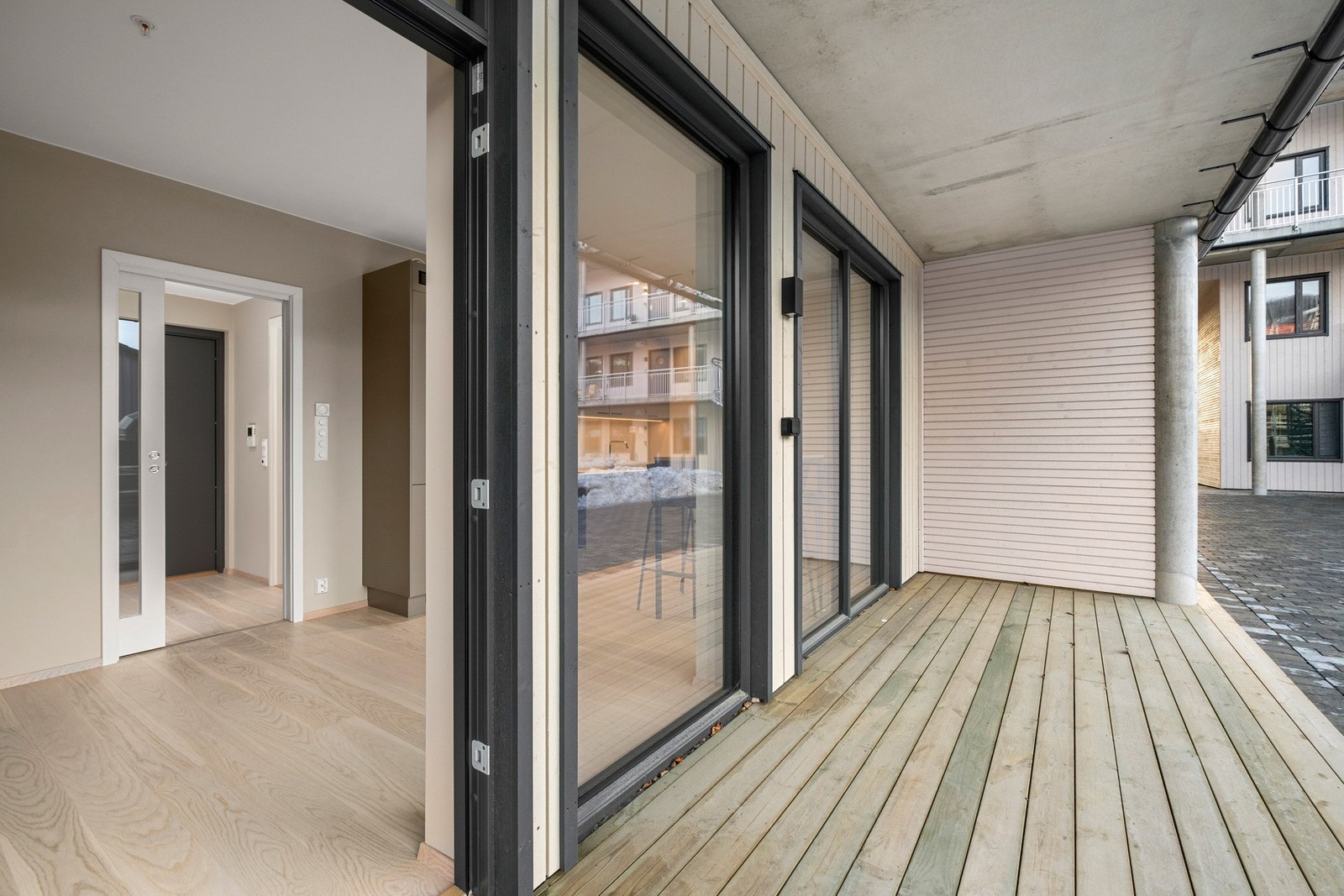 Gode muligheter for flere sittegrupper på terrassen. Galleribilde