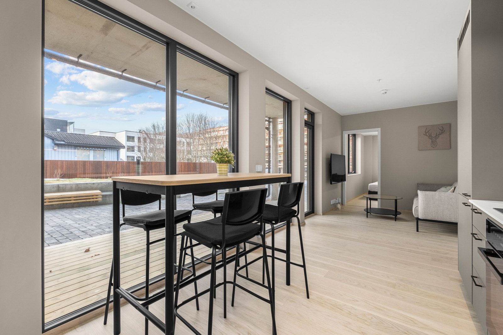 Store vindusflater som gir godt med innslipp av naturlig lys. Galleribilde