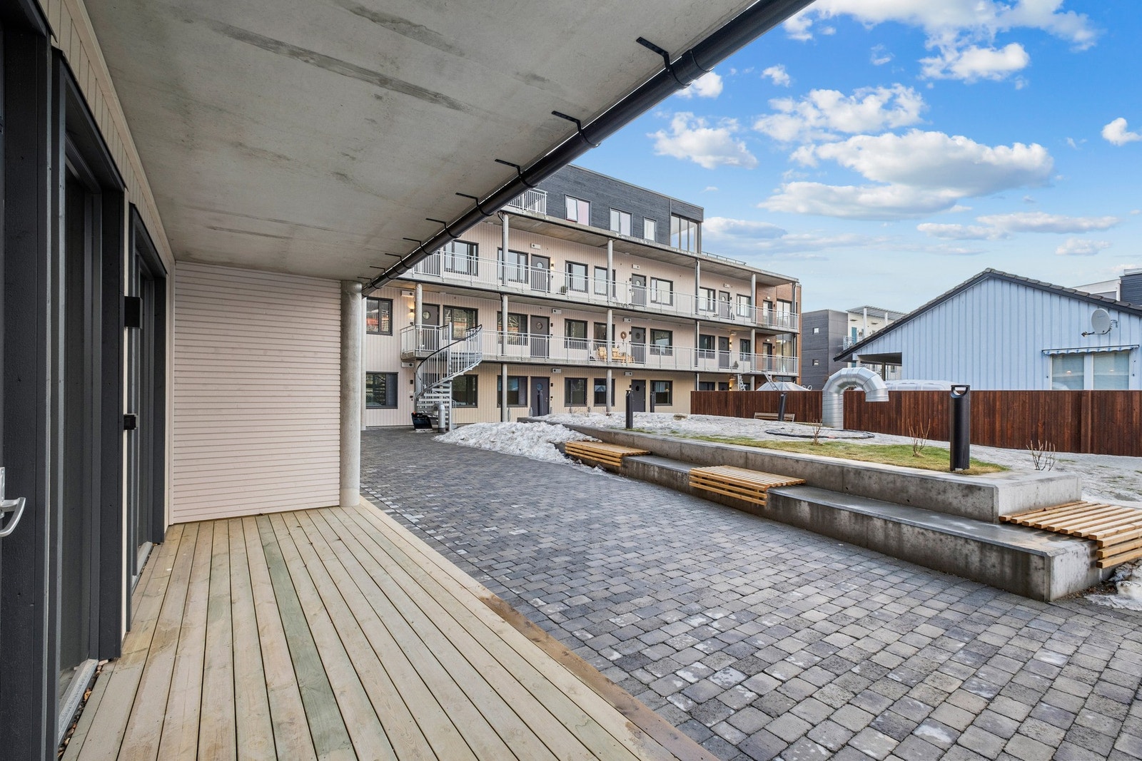 Romslig terrasse på bakkeplan med direkte tilgang til fellesområder. Galleribilde