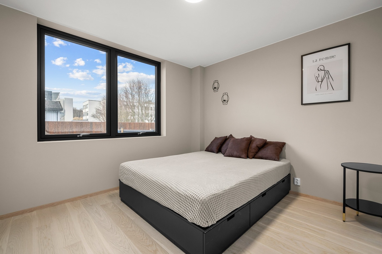 Lyst og delikat soverom, med vinduer vendt mot rolige omgivelser. Galleribilde