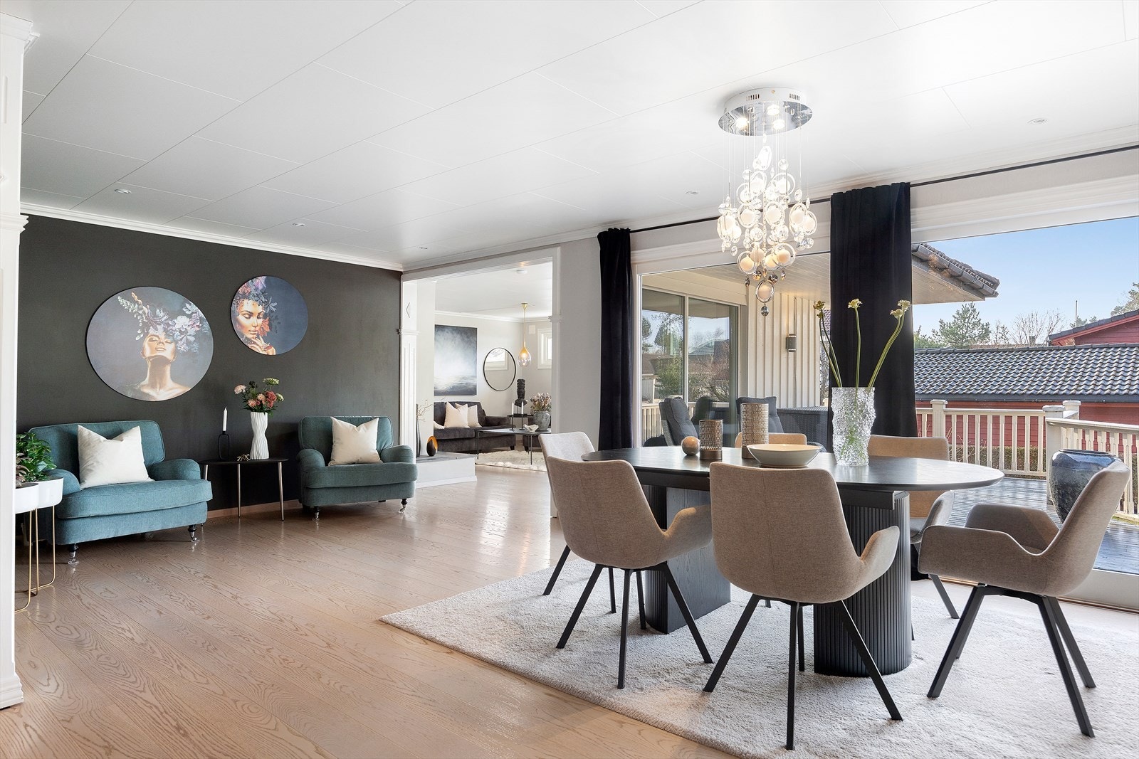 Den lyse og romslige stuen har plass til sofagruppe, sittegruppe og spisebord, og er perfekt for både hverdagsliv og festlige anledninger. Galleribilde