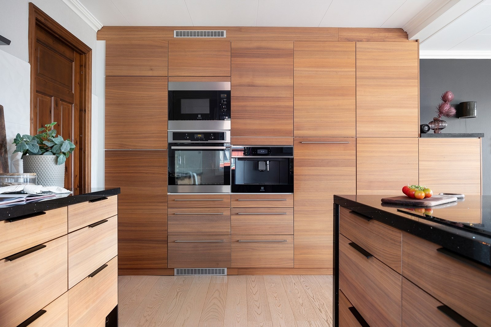 Meget god skap-plass på kjøkken Galleribilde