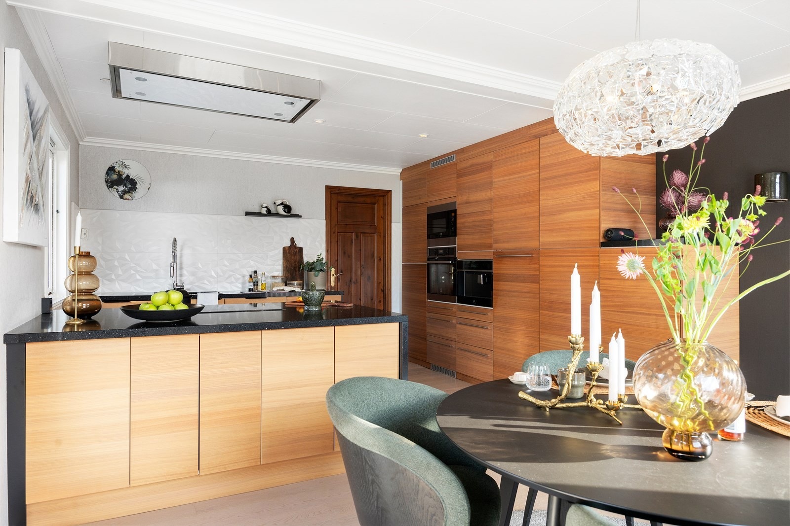 En kjekk kjøkkenøy skaper ekstra arbeidsflate og en naturlig samlingsplass. Integrerte hvitevarer som kjøleskap, mikrobølgeovn, stekeovn, kaffemaskin, koketopp og oppvaskmaskin gjør hverdagen enkel og stilfull. Galleribilde