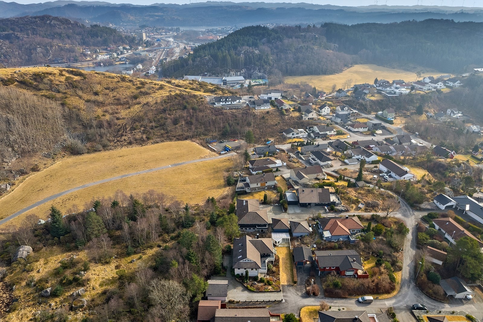 Nærmiljøet byr på trygghet og fredelige omgivelser, samtidig som det er nærhet til nødvendige fasiliteter. Det er gangavstand til barnehager, jernbanestasjon og butikker. Galleribilde