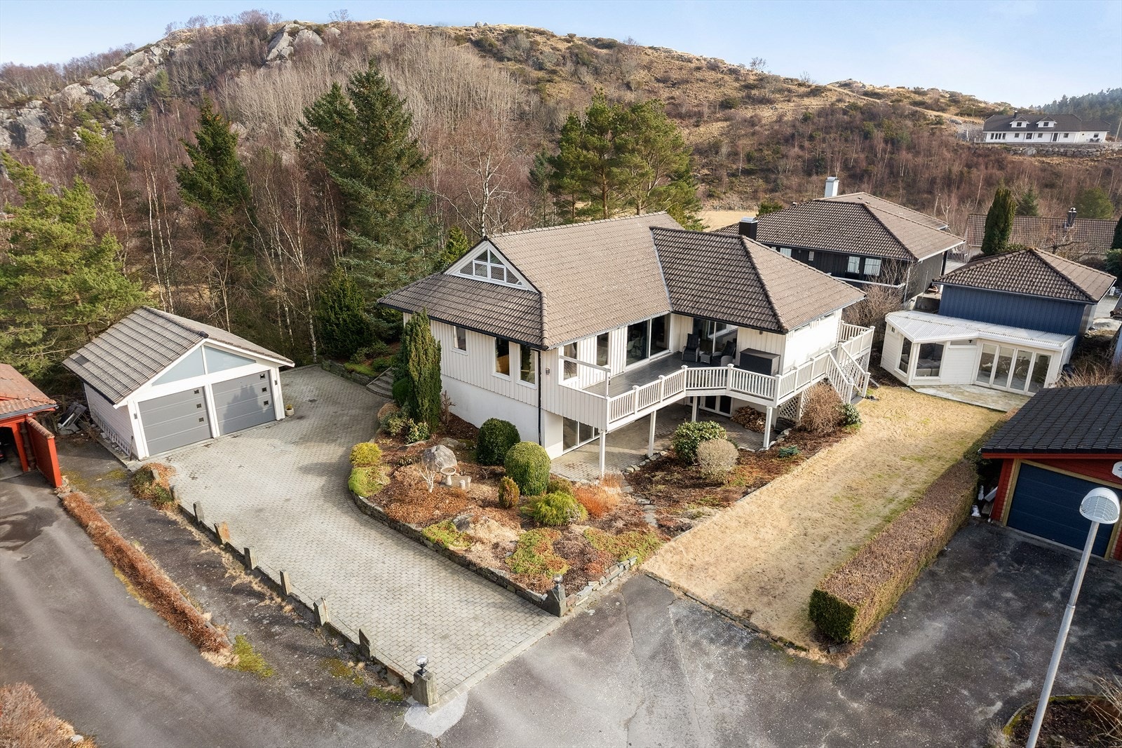 Eiendommen byr på en flott opparbeidet tomt med grønne omgivelser og en gjennomført finish. Galleribilde