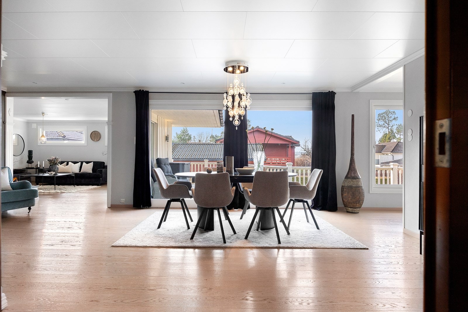 Store vindusflater skaper en lys og luftig atmosfære. Galleribilde