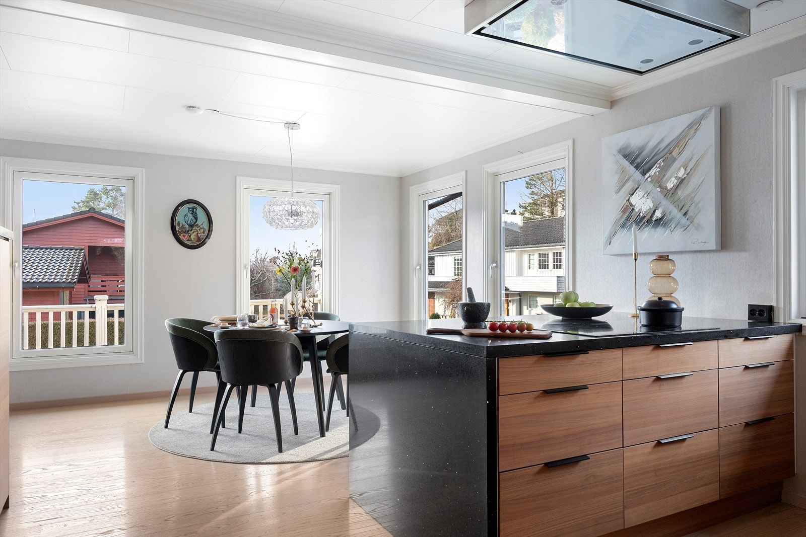 Med plass til spisebord og store vindusflater som slipper inn rikelig med lys, er dette et fantastisk rom for matlaging og sosialisering. Galleribilde