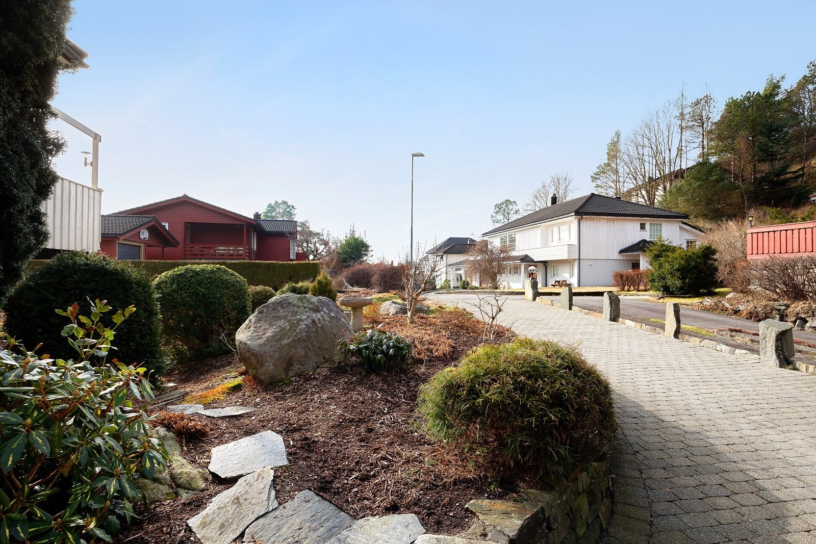 Gårdsrommet er belagt med belegningsstein og gir en ryddig og praktisk utseende Galleribilde