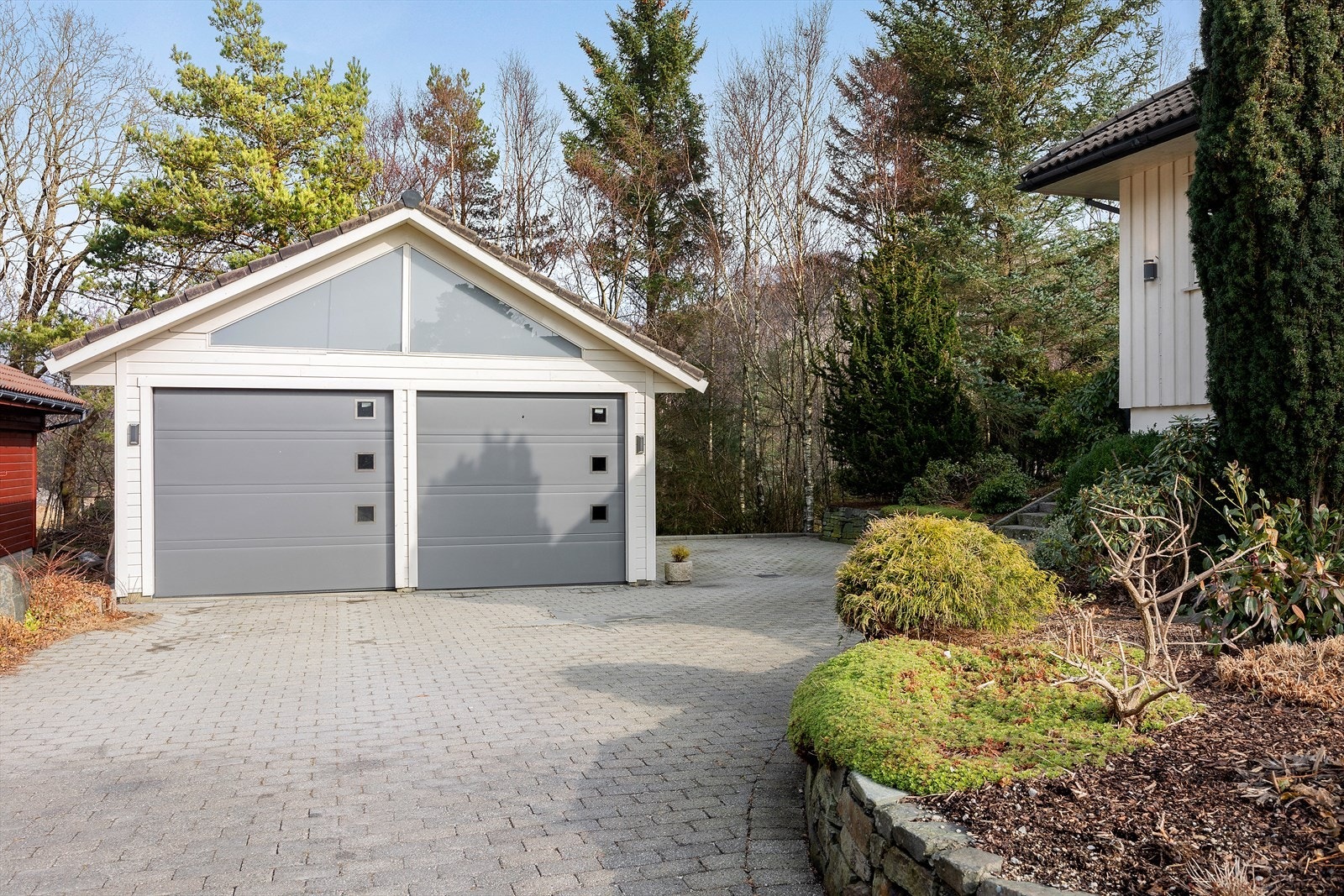 Dobbel garasje og gårdsrom Galleribilde