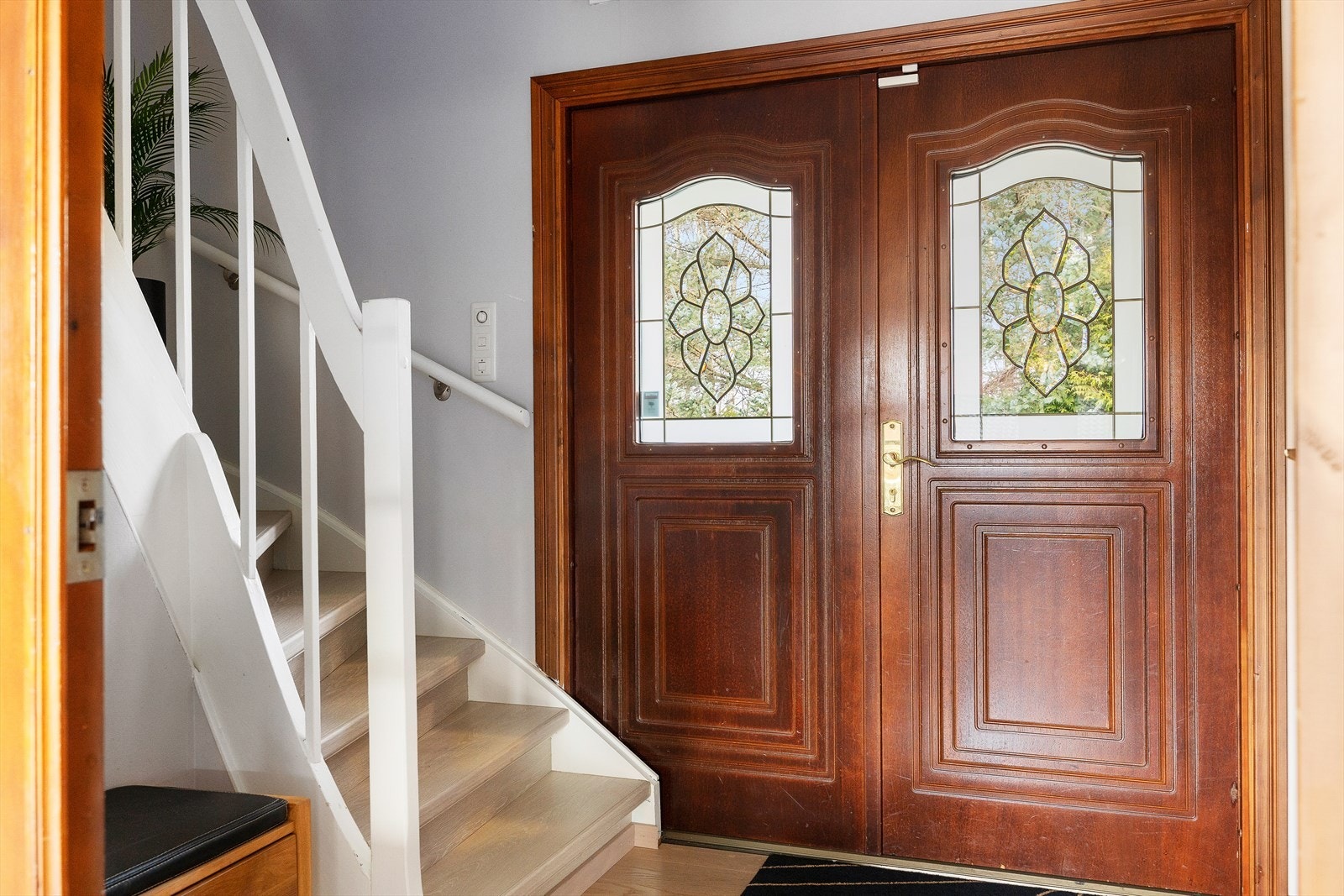 Allerede i entréen ønskes du velkommen til et innbydende hjem. Her er det god plass til oppbevaring av klær og sko, noe som sikrer en ryddig og koselig velkomst. Galleribilde