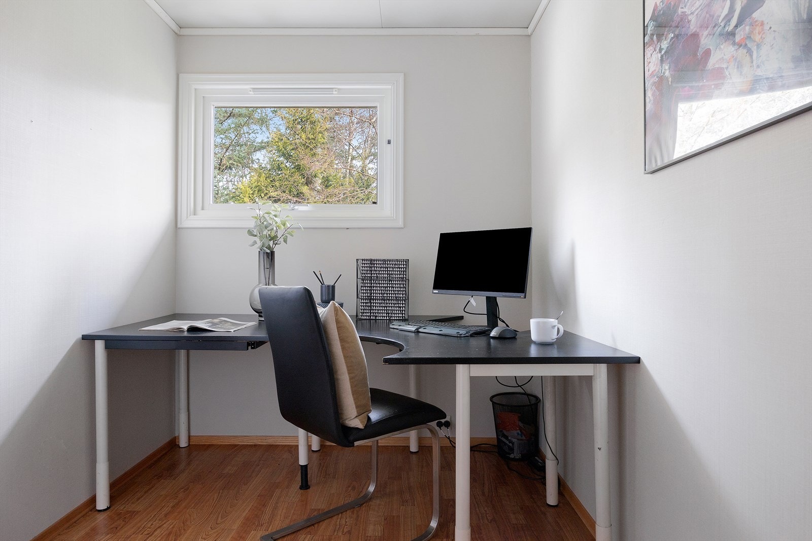 Soverom som selger bruker som kontor. Galleribilde