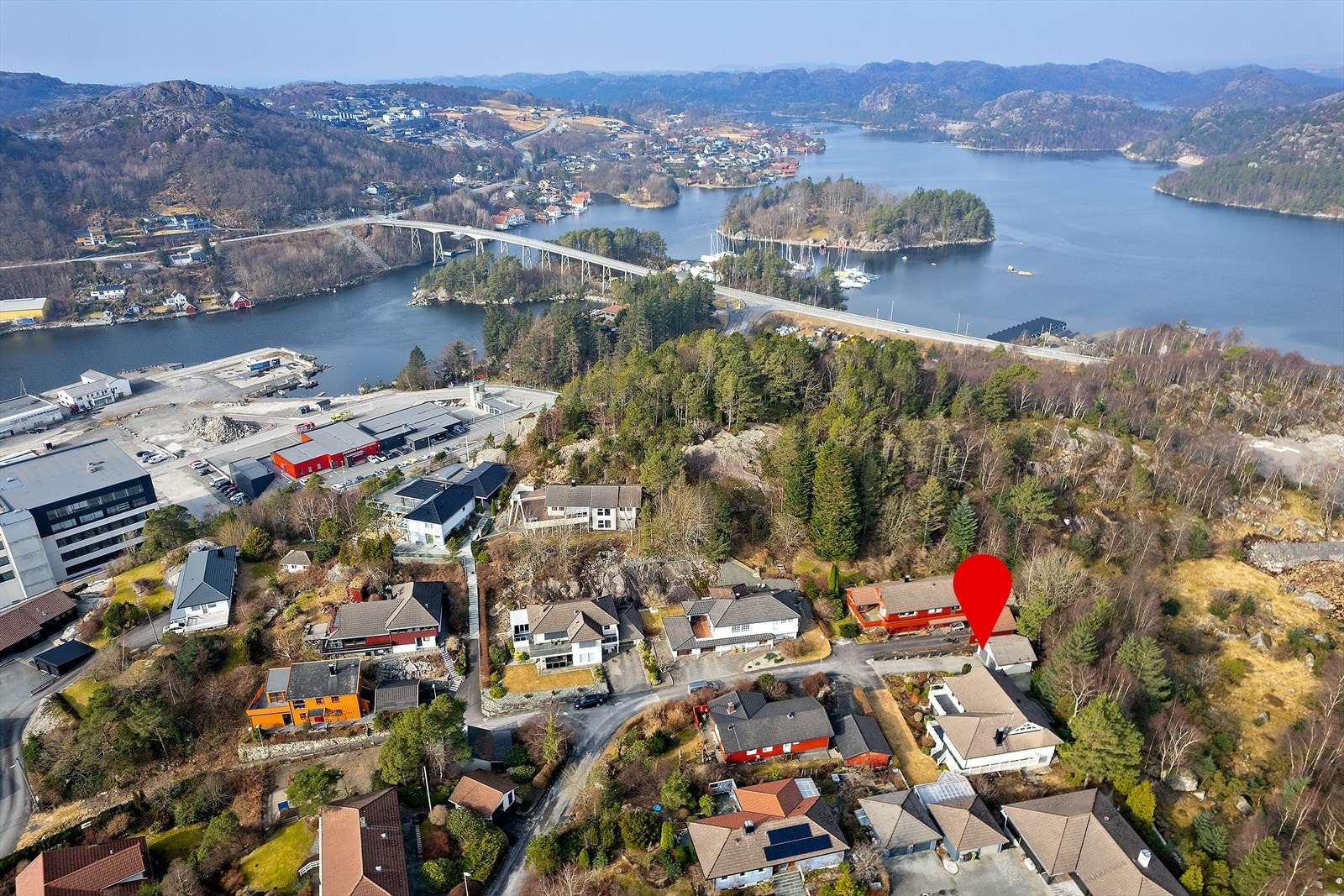 Nysundveien 20 ligger i et etablert og rolig boligområde i Egersund. Dette barnevennlige nabolaget er perfekt for familier, med eiendommen plassert i enden av en vei uten gjennomgangstrafikk. Galleribilde
