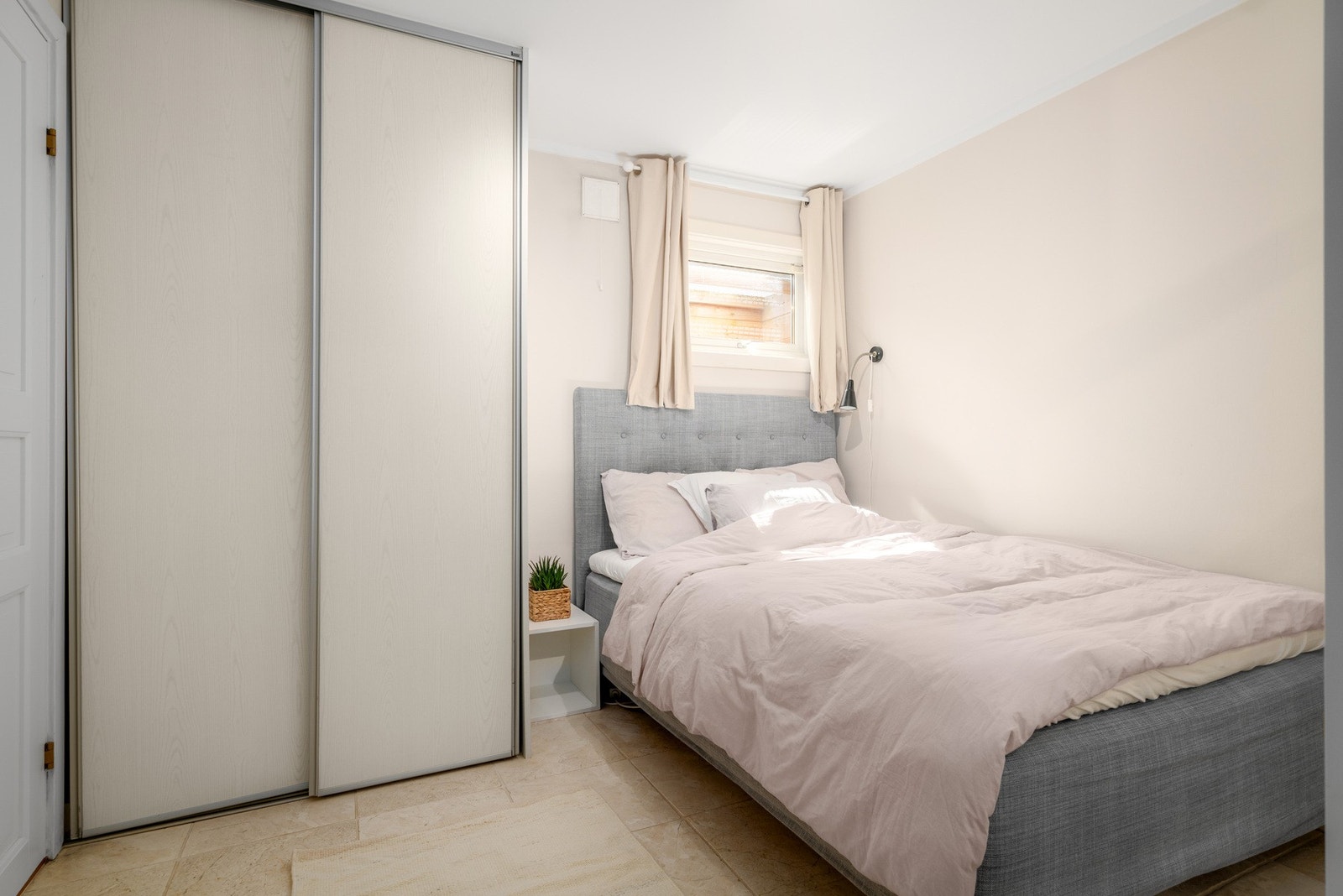 Innredet kjellerrom. Det gjøres oppmerksom på at rommet ikke kan brukes som varig opphold. Galleribilde