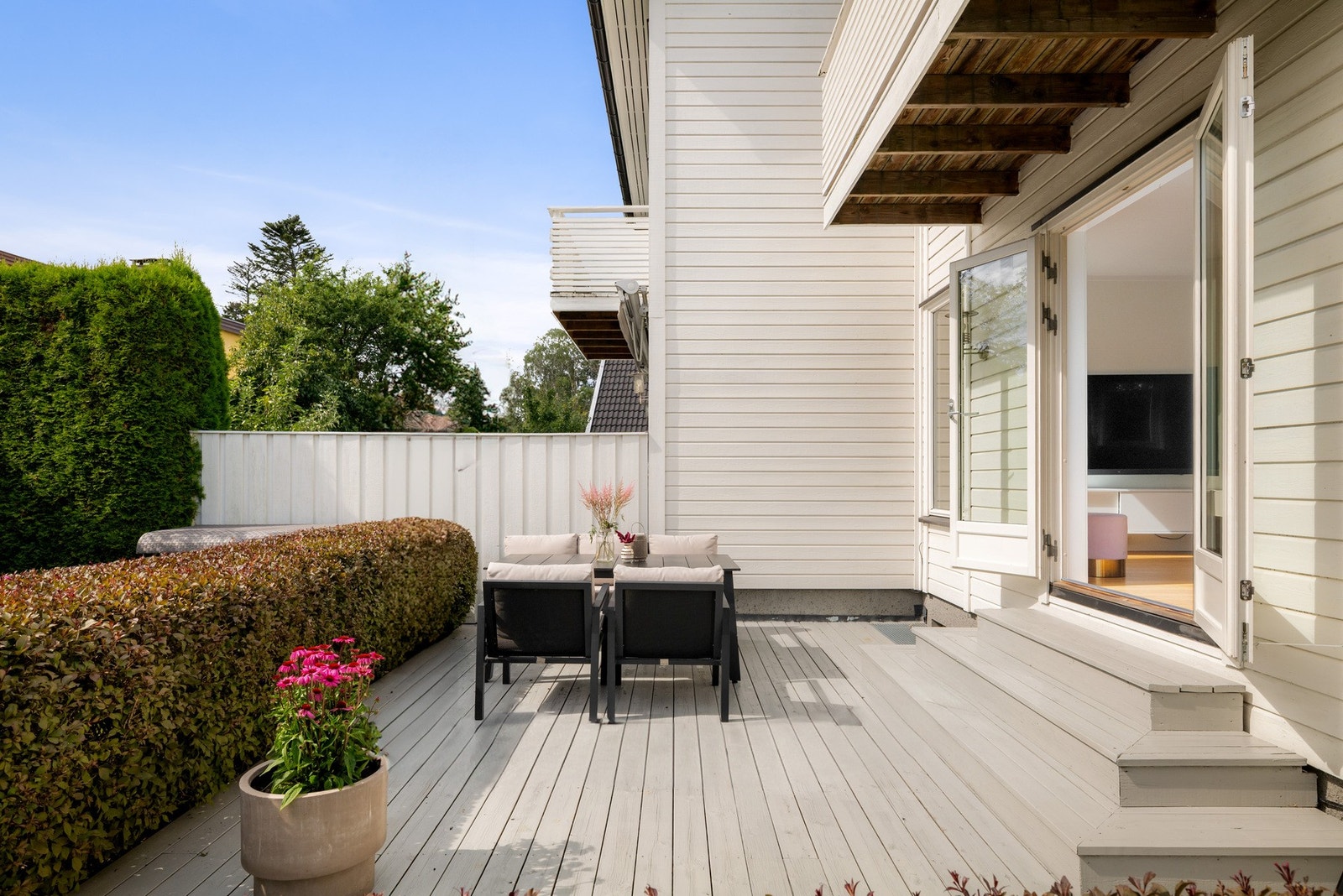 Tomten er pent opparbeidet med hekk, gressplen og øvrig beplantning. Galleribilde