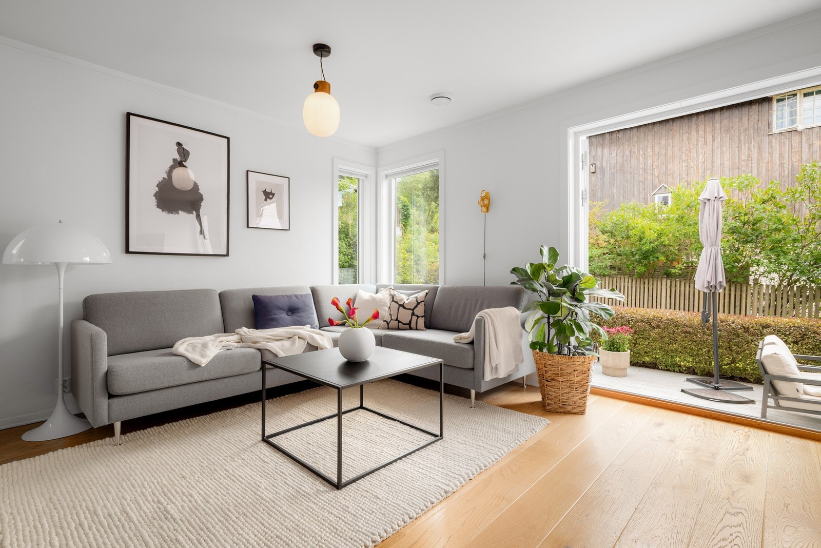 Store terrassedører som gir godt med naturlig lysinnslipp og skaper en fin overgang mellom inne- og utearealene. Galleribilde