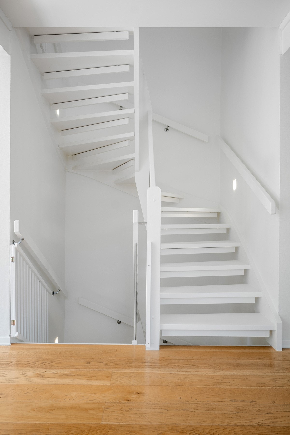 Etasjen over består av gang med trapp, bad, tre soverom og garderobe. Galleribilde