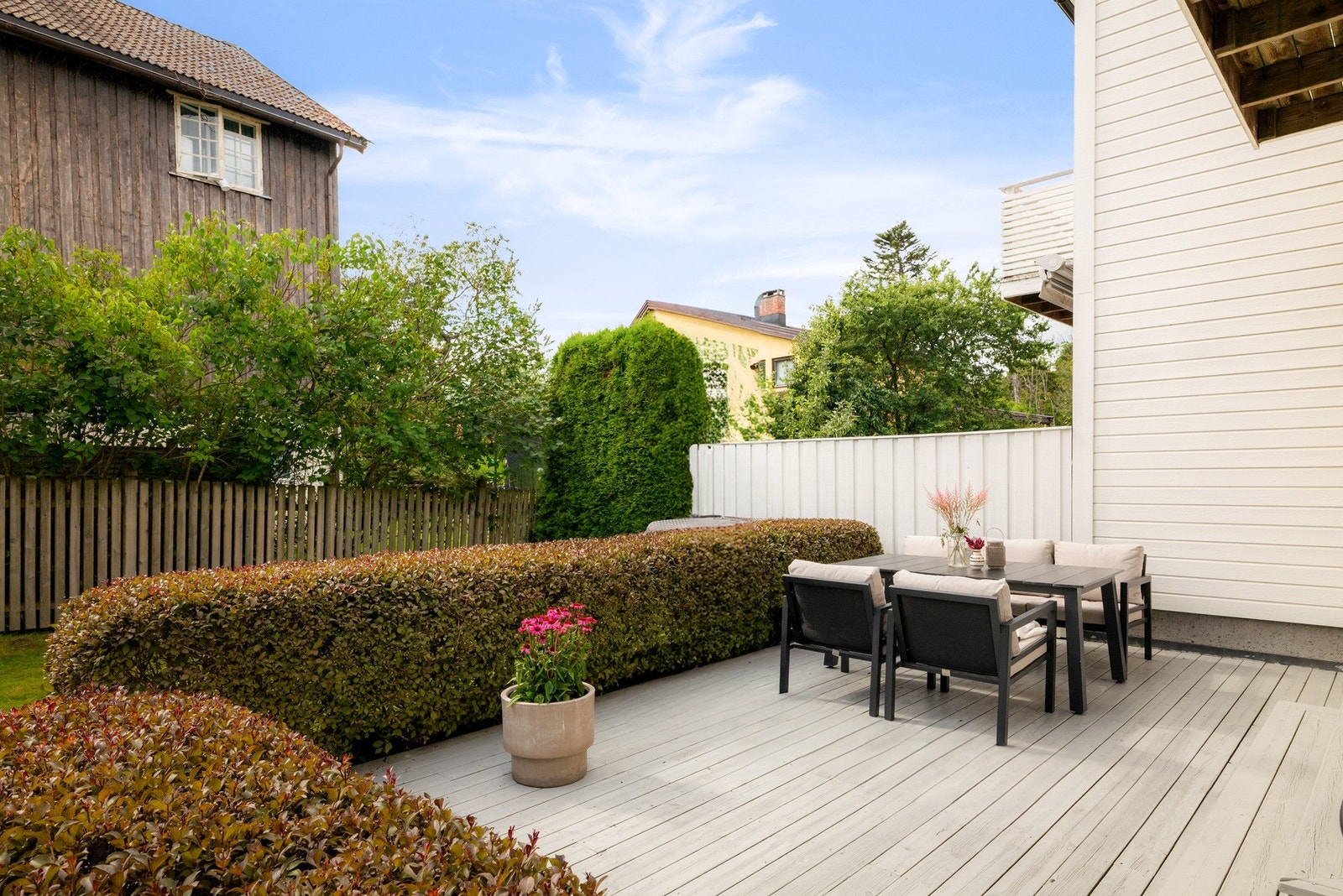 Solforholdene beskrives som gode, med sol i hagen fra morgenen og frem til ca. kl. 19.30 om sommeren. Galleribilde