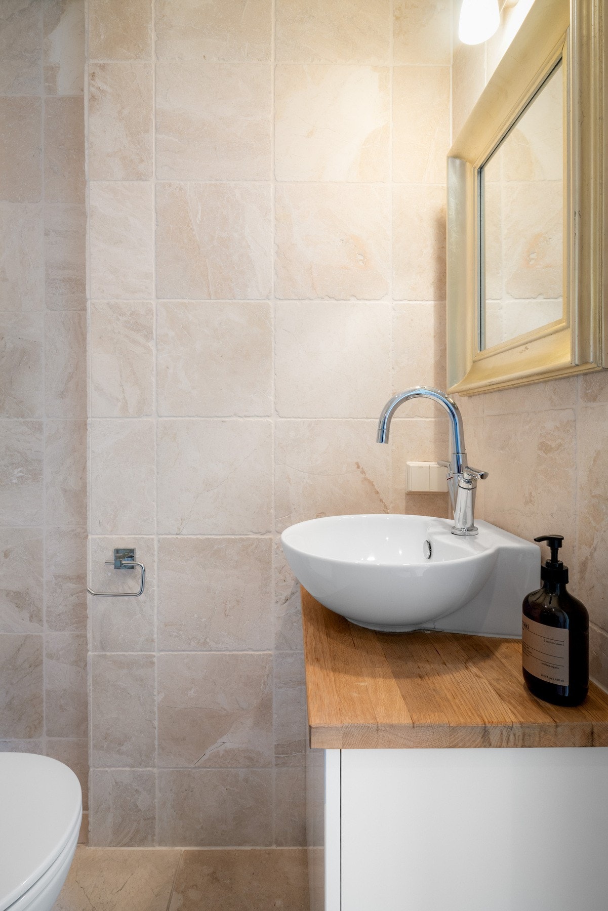 Selger fremhever særlig hvor praktisk dette badet har vært i småbarnshverdagen, blant annet til tørking av våte sko og dresser rett innenfor døren. Galleribilde