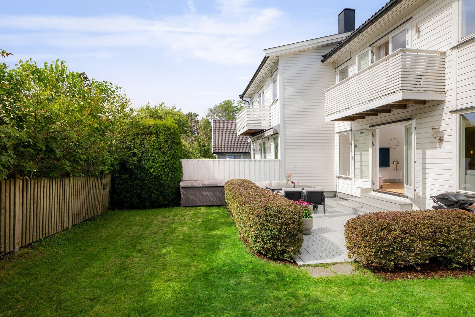 Selger fremhever spesielt plattingen rett utenfor verandadøren som et lunt og solrikt sted tidlig på våren. Galleribilde