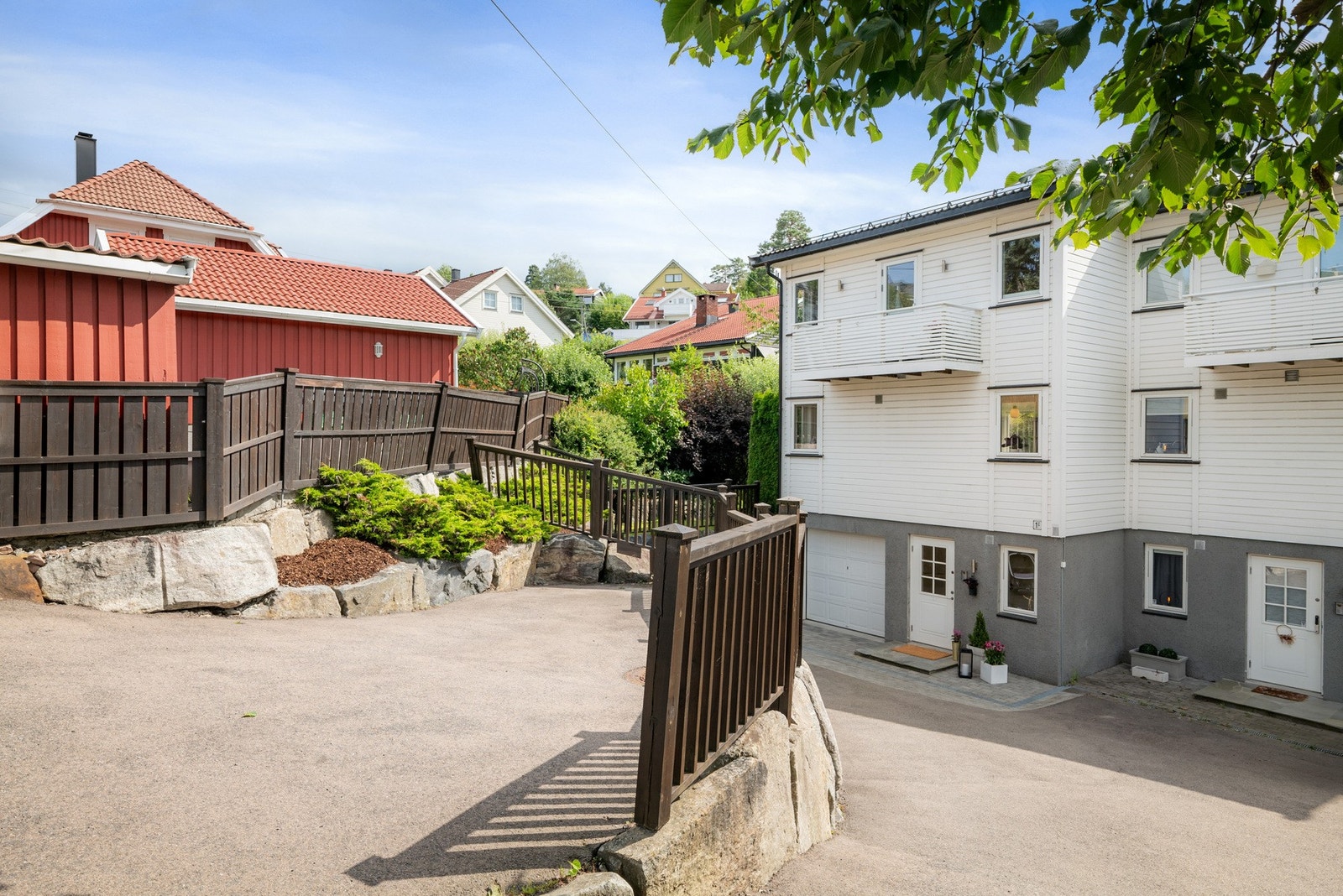 Boligen har bruksrett til biloppstillingsplass på tomten ved postkassene. Det er også plass til parkering foran garasjen med ellbillader. Galleribilde