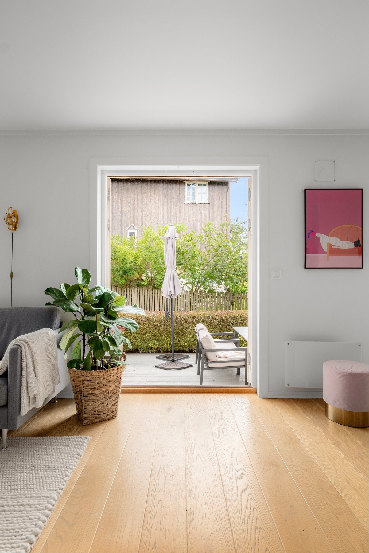 Fra stuen er det direkte utgang til den sørøstvendte terrassen på ca. 24 kvm og videre til den herlige hagen. Galleribilde