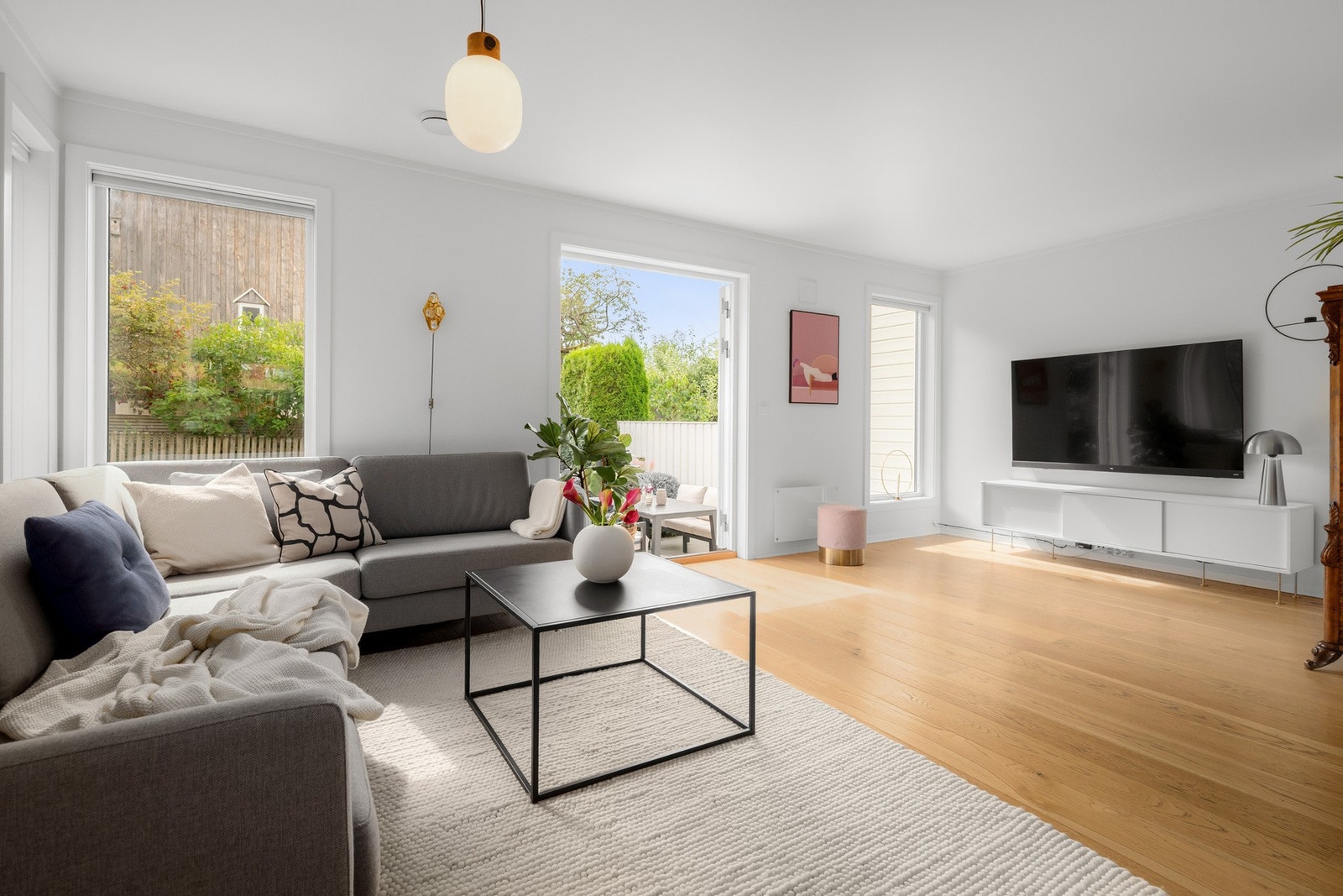 Romslig stue med store vindusflater som slipper inn godt med naturlig lys og gir en fin forbindelse til uteområdet. Galleribilde