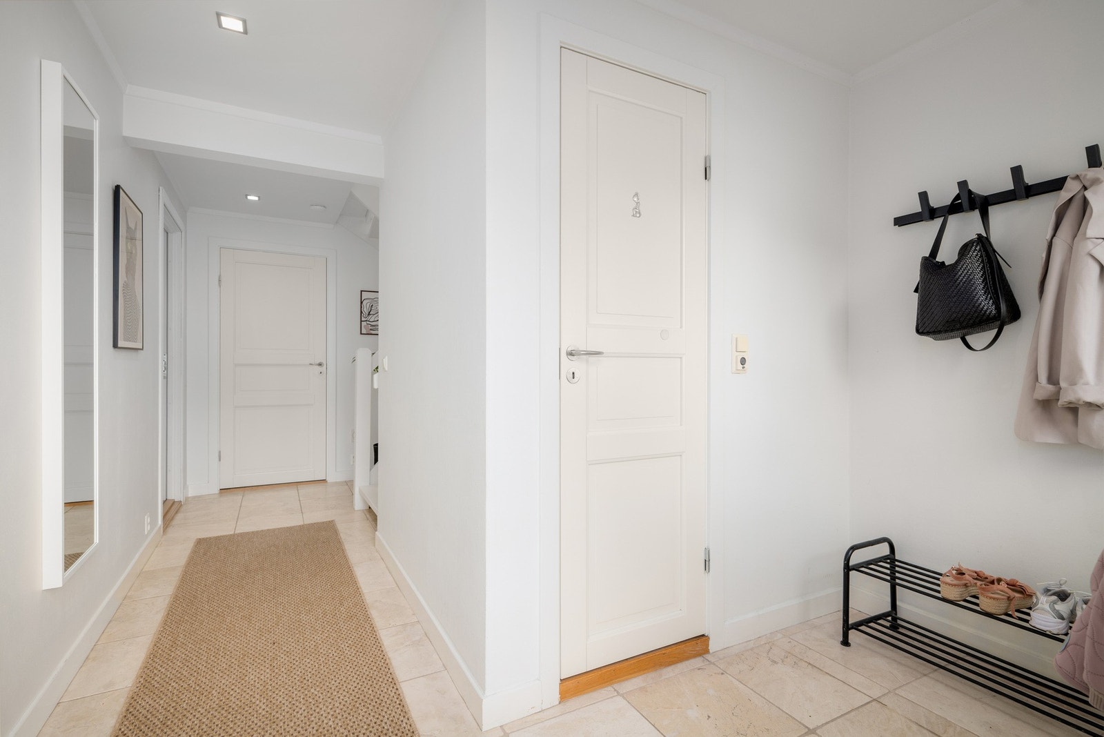 Boligen har en praktisk og innholdsrik underetasje som dekker mange av familiens behov i hverdagen. Galleribilde