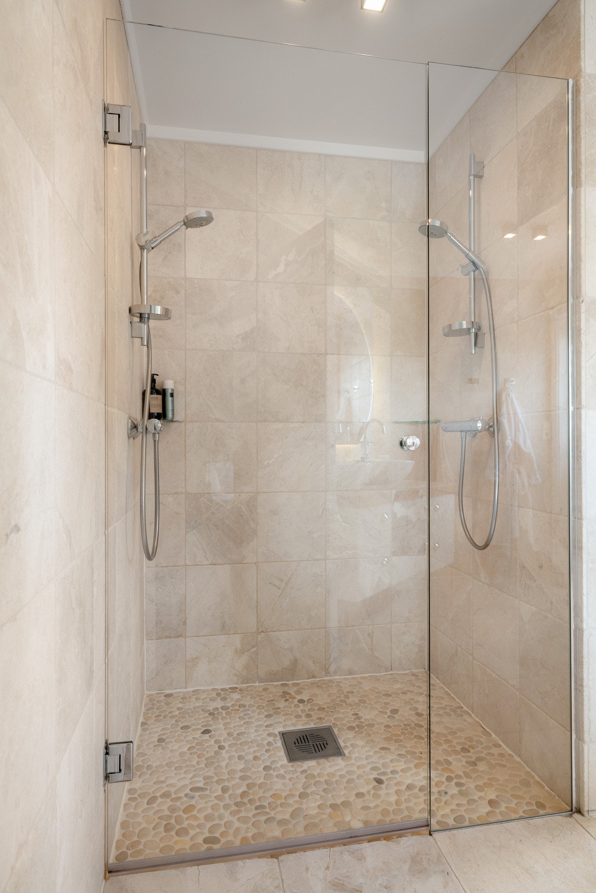 Badet ligger praktisk til med soverommene i samme etasje, og har varmekabler i gulv. Galleribilde