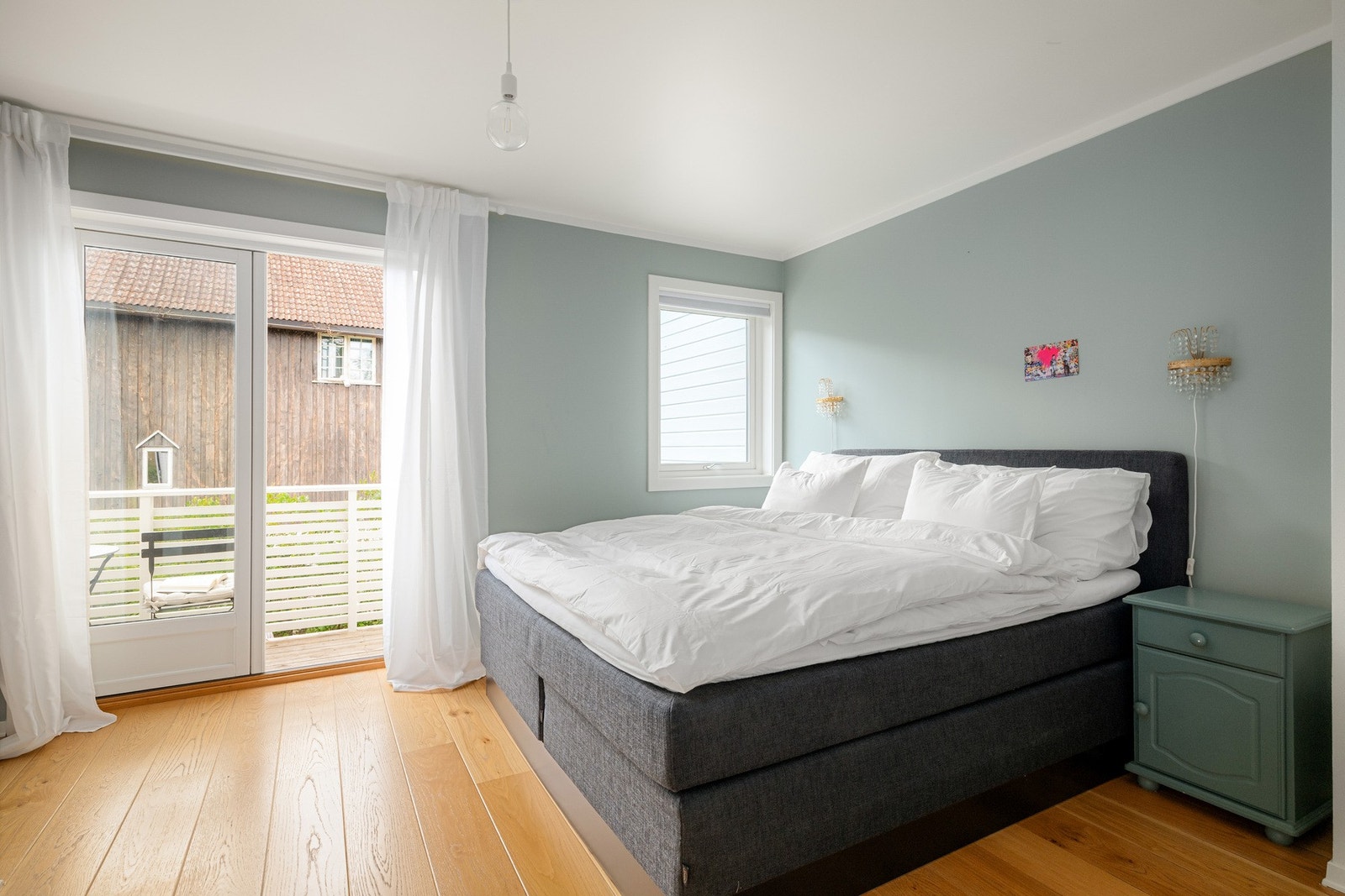 Romslig hovedsoverom med utgang til sørøstvendt balkong på ca. 3 kvm. Galleribilde