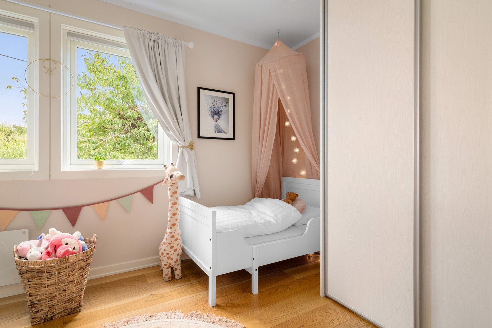 Gode garderobeløsninger med skyvedørsgarderober på soverommene. Galleribilde