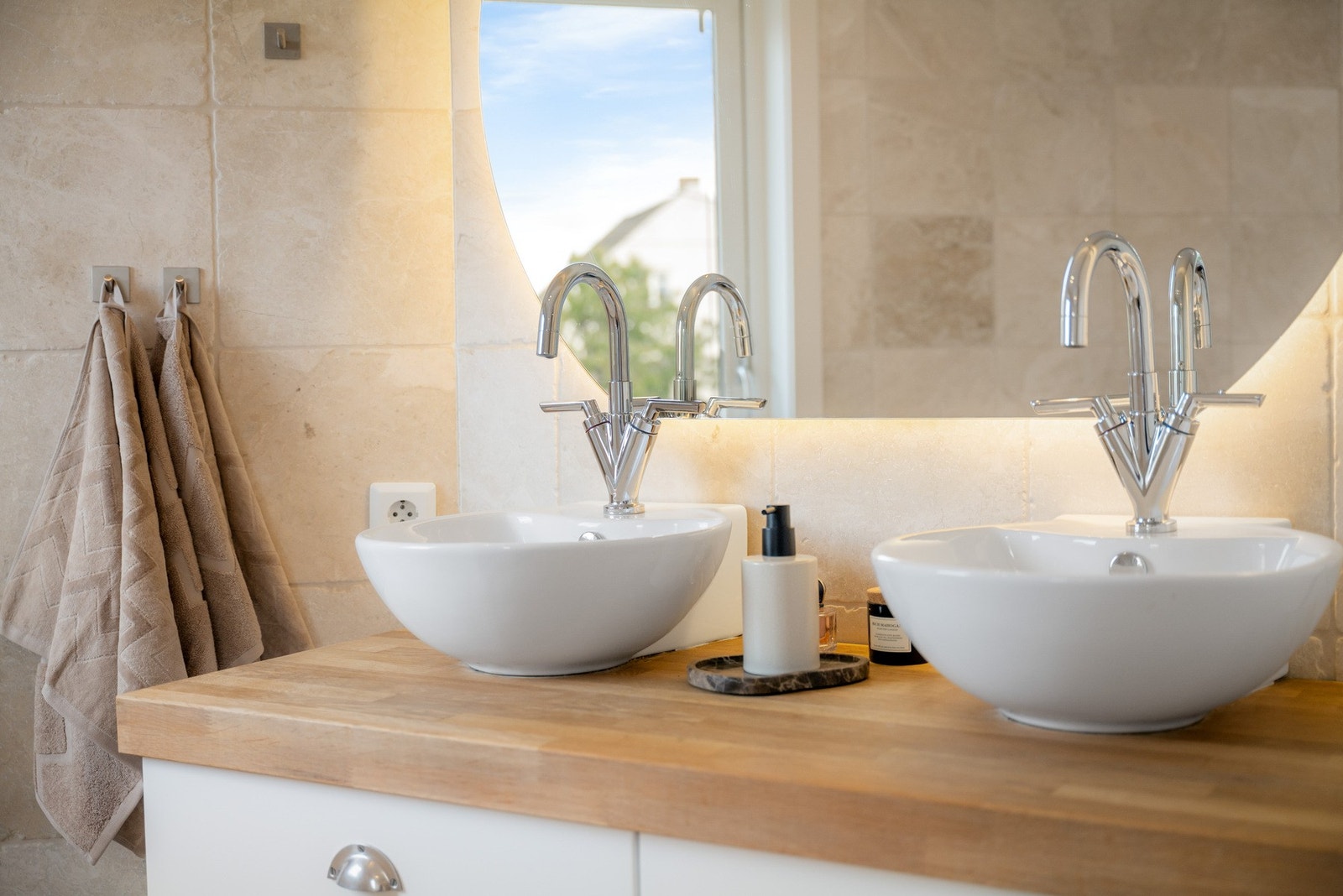 Badet er innredet med servantskap med to toppmonterte servanter og stort speil. Galleribilde