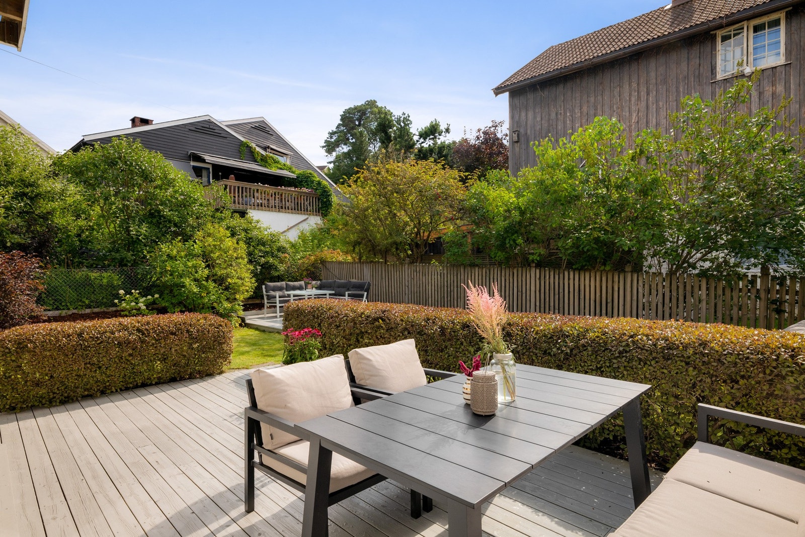 Boligen går over tre plan og byr på en praktisk planløsning med gode uteplasser og barnevennlige omgivelser i en stille enveiskjørt gate. Galleribilde