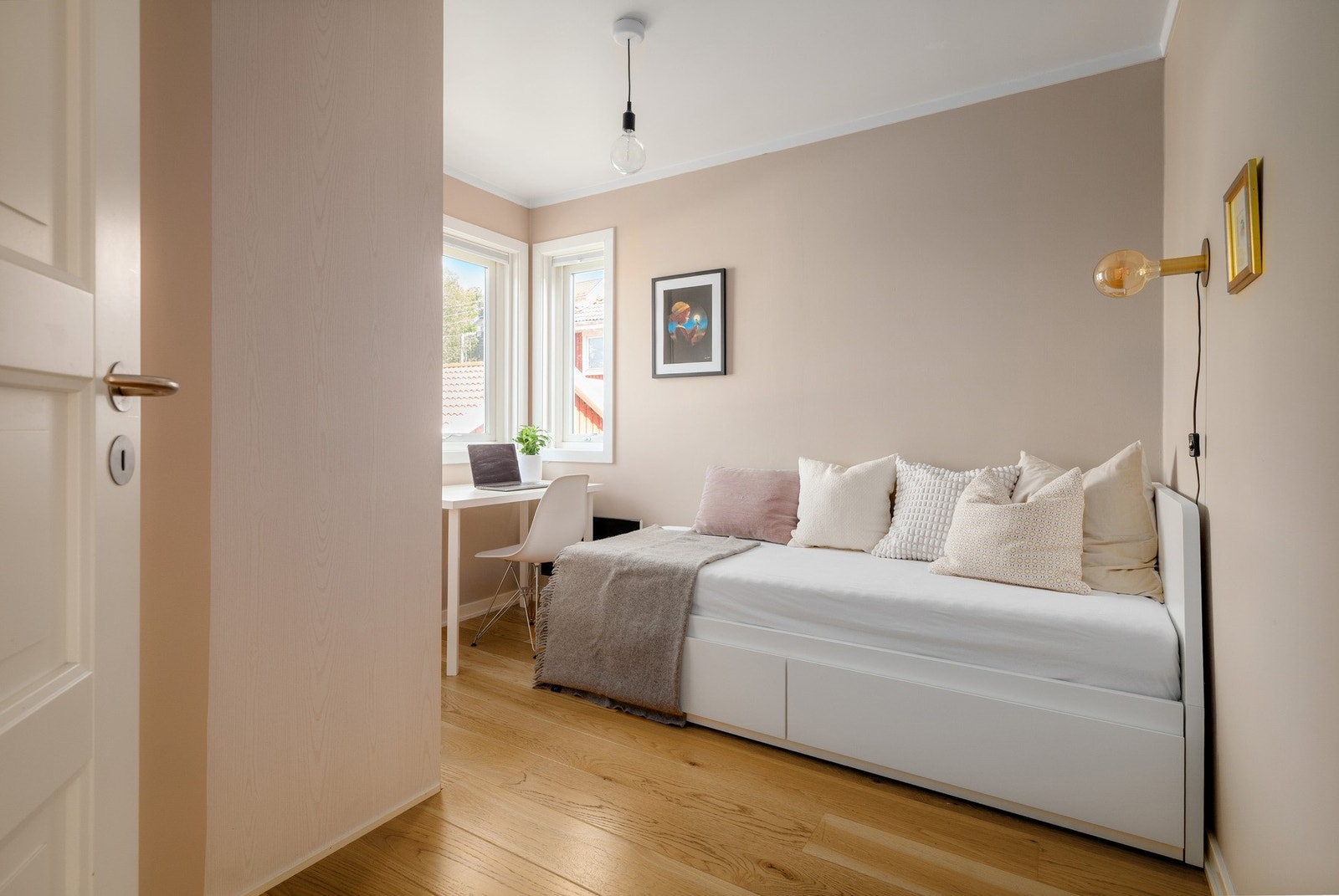 Soverom 2 | Lyst og romslig soverom med gode møbleringsmuligheter. Galleribilde