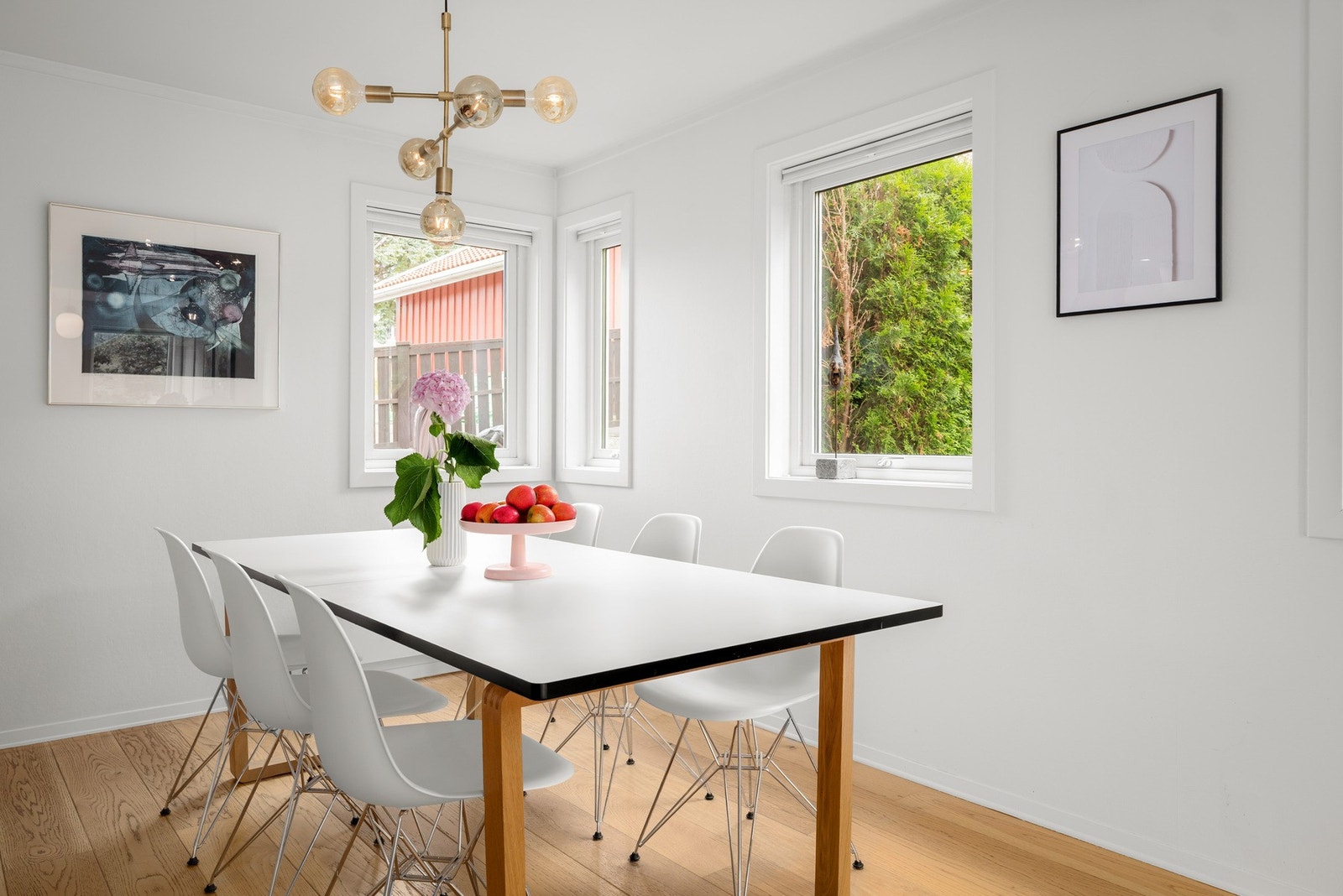 Rikelig med vindusflater som gir godt med naturlig lysinnslipp. Galleribilde