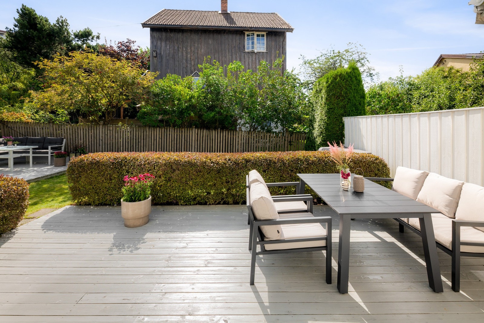 Uteplassen oppleves som skjermet, lun og privat. Galleribilde