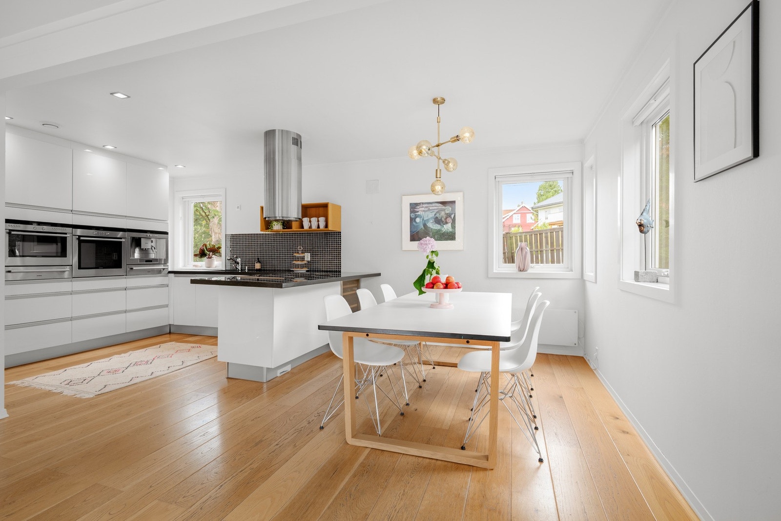 Kjøkkenet ligger sentralt plassert i boligens oppholdsdel og har en praktisk tilknytning til spiseplass. Galleribilde