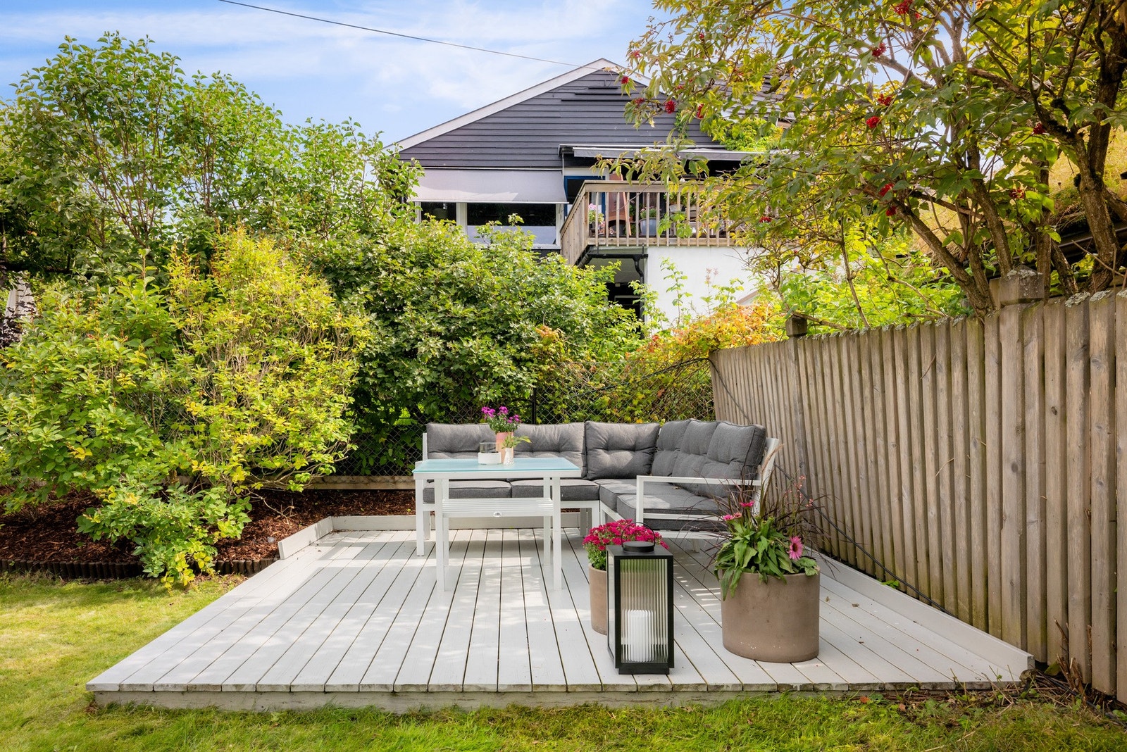 Uteområdet fremstår som en stor kvalitet ved eiendommen, og selger beskriver hagen som en egen liten grønn oase i sommerhalvåret. Galleribilde