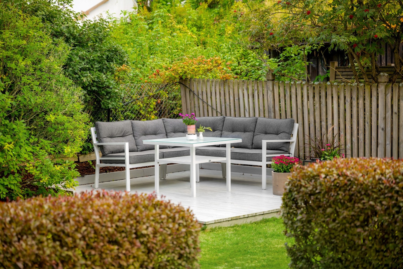 I tillegg til terrasseplattingen ved stuen er det også opparbeidet en egen platting med plass til en stor sittegruppe. Galleribilde