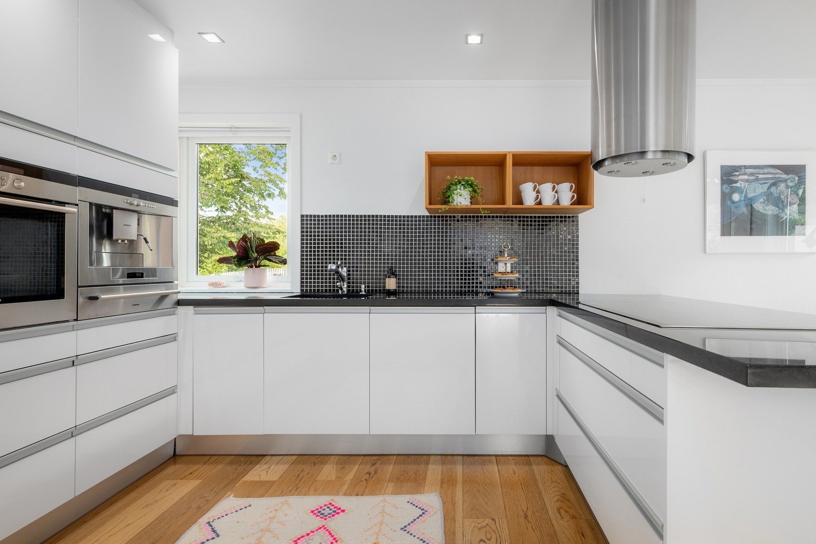 Selger opplyser at alle hvitevarer på kjøkkenet, inkludert vinskap, medfølger handelen. Galleribilde