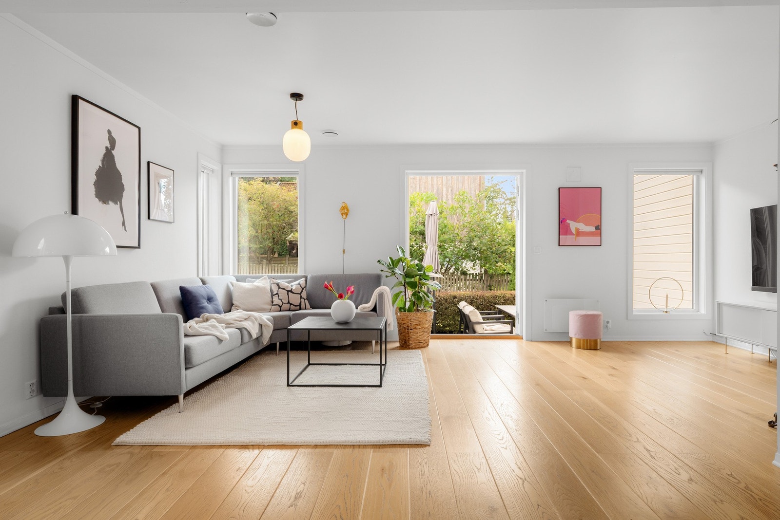 Planløsningen er organisert over tre etasjer og inneholder blant annet entré, oppholdsrom, kjøkken, bad og flere soverom. Galleribilde