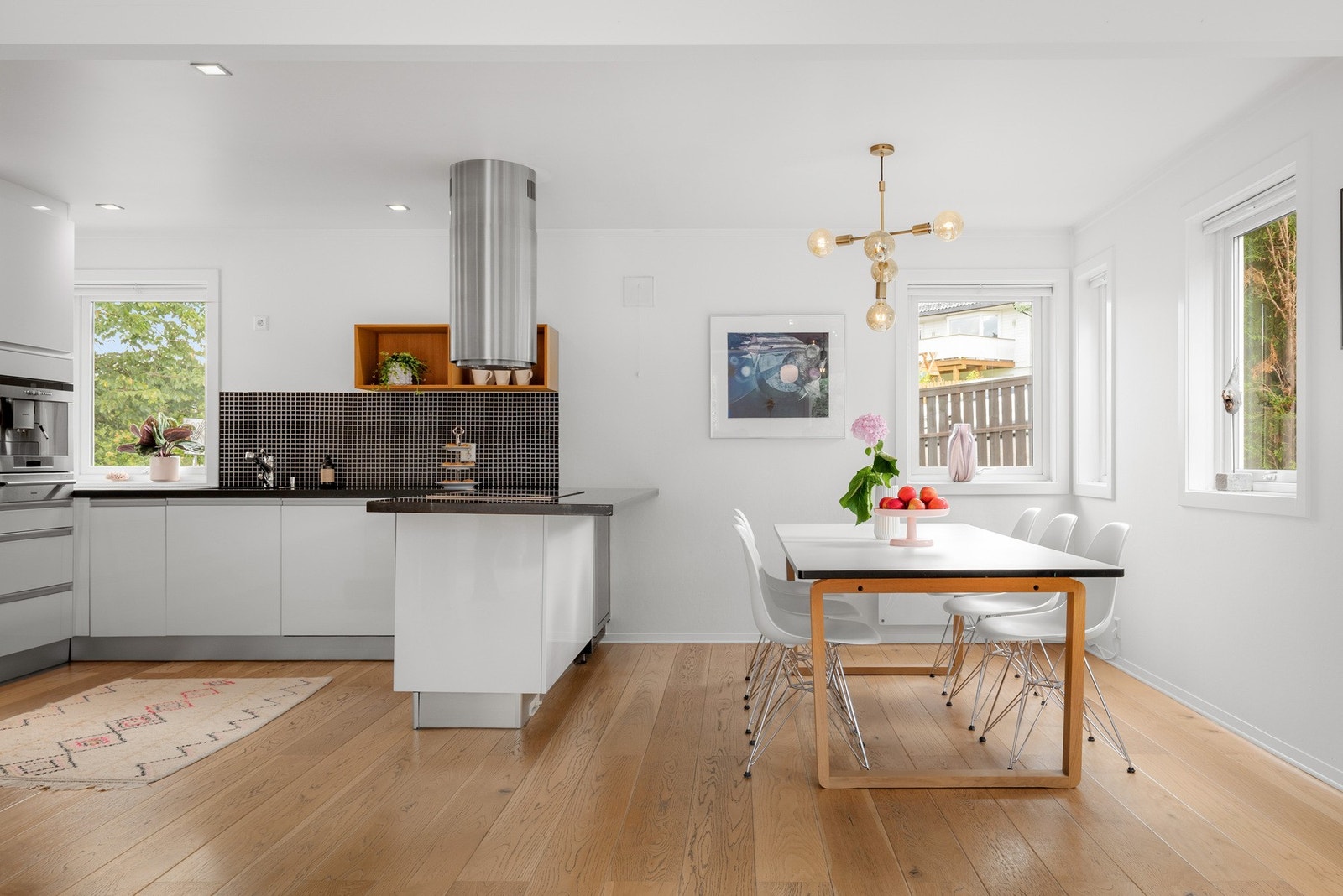 Spisestuen ligger i åpen og naturlig tilknytning til kjøkken og stue. Galleribilde